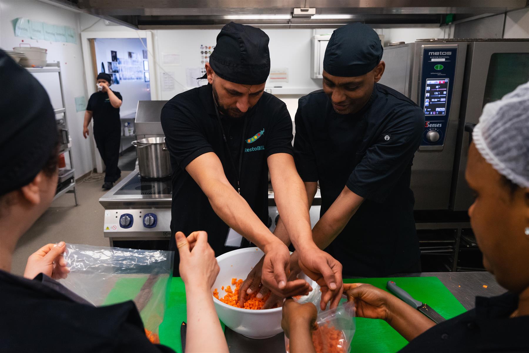 Groot Eiland biedt opleiding, werkervaring, jobcoaching en arbeidszorg aan talentvolle Brusselaars die ver van de arbeidsmarkt staan.