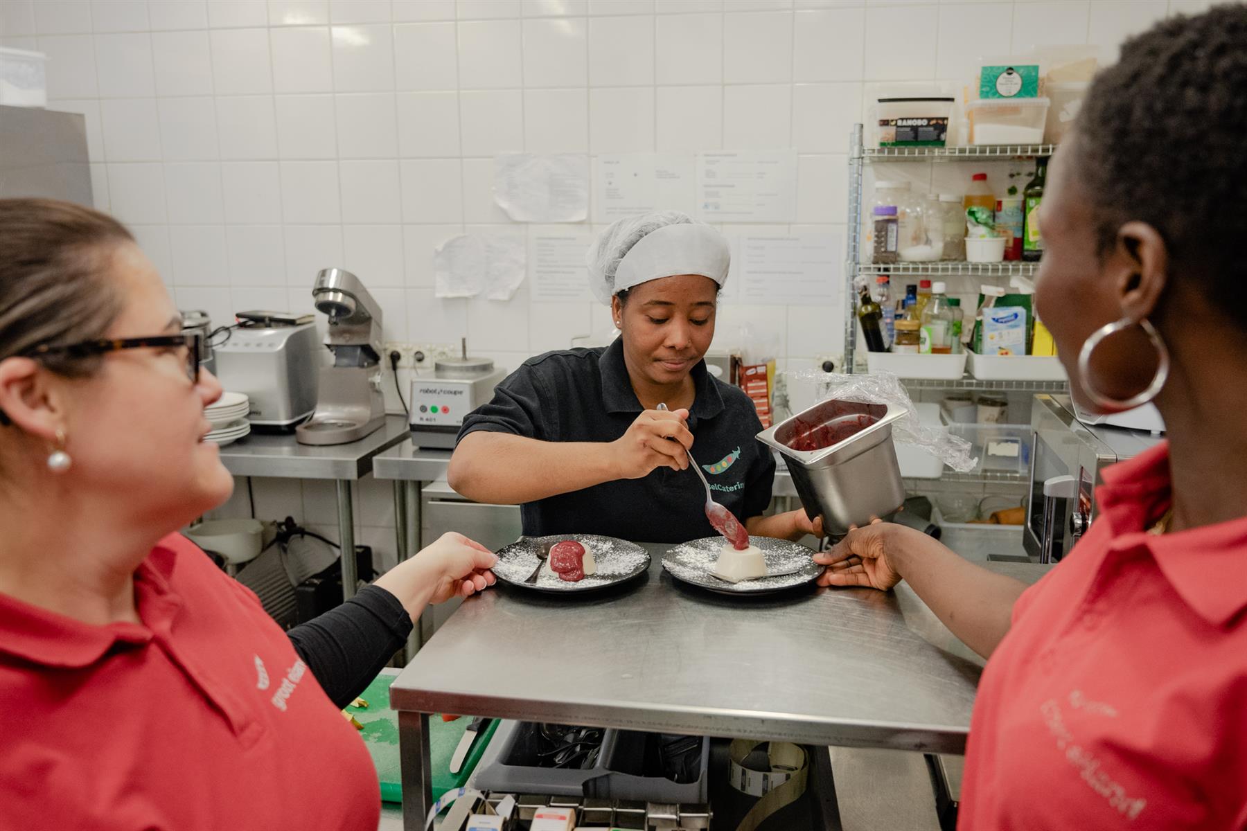 Groot Eiland biedt opleiding, werkervaring, jobcoaching en arbeidszorg aan talentvolle Brusselaars die ver van de arbeidsmarkt staan.